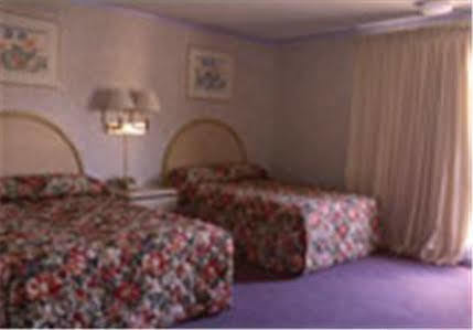 Hometown North Hills Motel